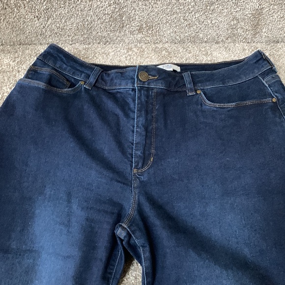 Nearly New C&B Dark Wash Mid Rise Stretch Capri Jeans - Picture 2 of 6